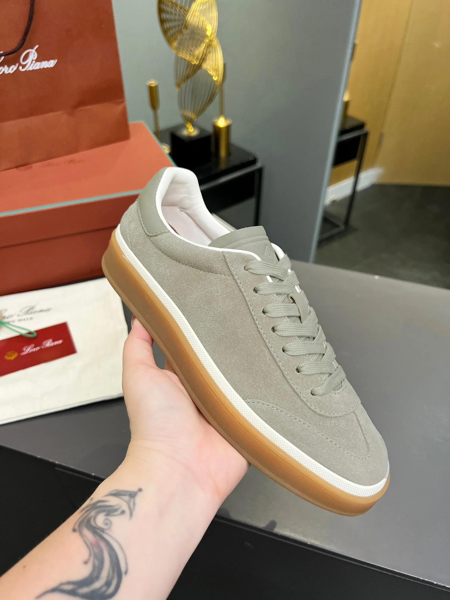 Men's shoes 💰600 purchasing agent, high version 🦅⛳️ Italy [Loro Piana] Tennis walk series LP couple's moral training shoes casual sports shoes sneakers 🎁🎁 Original purchase development and production This new suede tennis shoe adopts an ultra-low design, suitable for wearing all year round 👫👫 The wrapped sole creates an effortlessly attractive color combination that harmoniously blends functionality with understated style, making it the ideal shoe for urban wear. Soft calfskin tongue with Kummel color insert at the heel, cotton lace upper with embossed LP logo, cowhide suede sole, rubber-lined calfskin ✦Upper: imported first-layer cowhide➕customized original cowhide ✦lining: cowhide lining➕cowhide insole ✦sole: original molded TPR ultra-light outsole ✦packaging: original complete package ✦Female size: 35--40 ✦Male size: 39--45